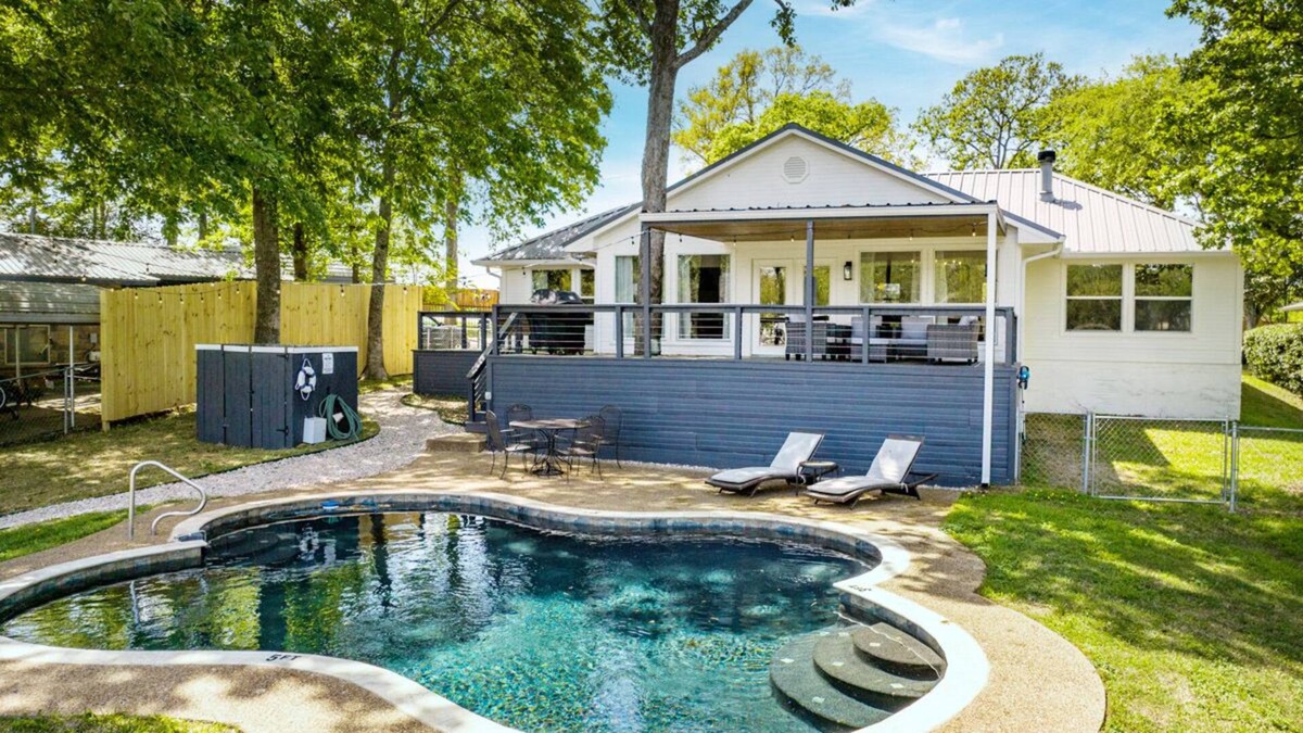 Cedar Creek Reservoir House | Lakefront w/pool, private dock & fire pit