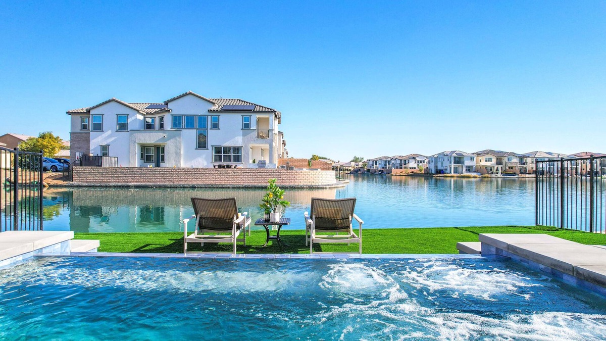 Indio Villa | Lakefront with private Pool 4 master