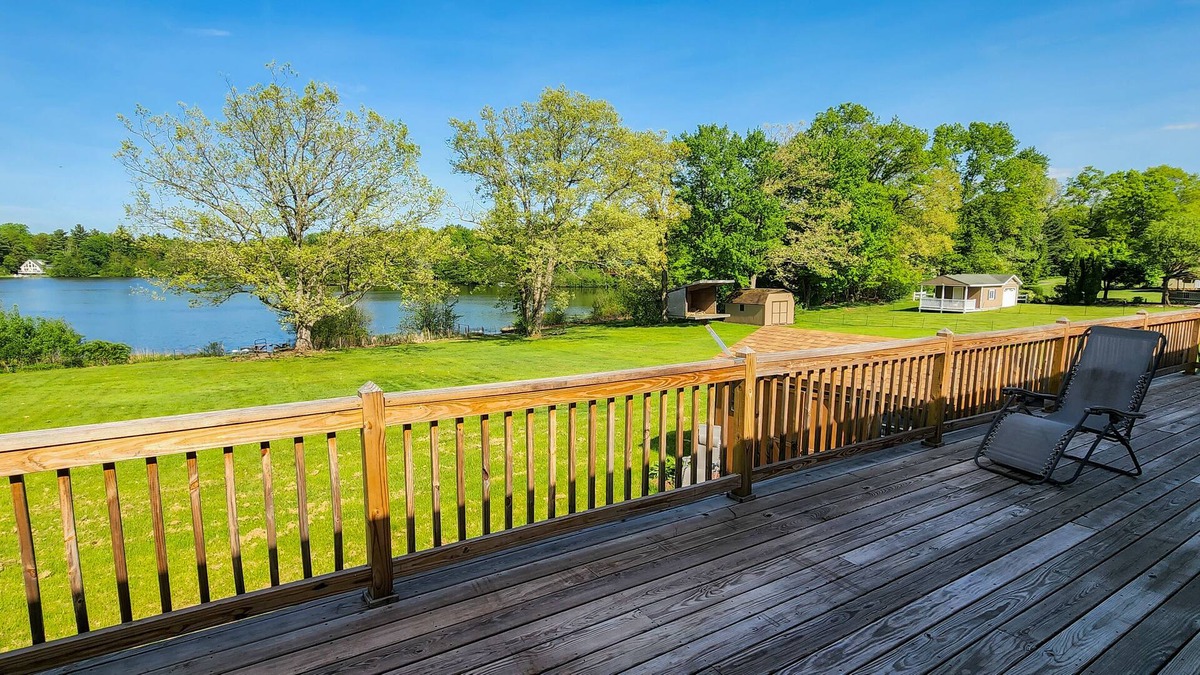 White Haven Cabin | LAKEFRONTw/HOTTUB/FIREPIT,5 min to Ski, GameRoom, KIDS PLAY AREA/Sleeps12/PetsOK