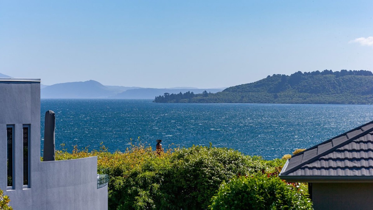 Hilltop House | Lakehaven - Lake Taupo Holiday Home