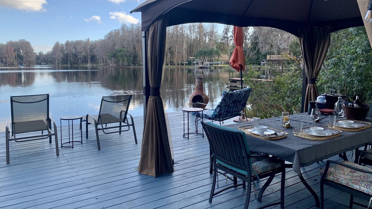 Lutz Cottage | Lakehouse Cozy Suite & Charming Vintage Camper at Little Cypress Guest Suites