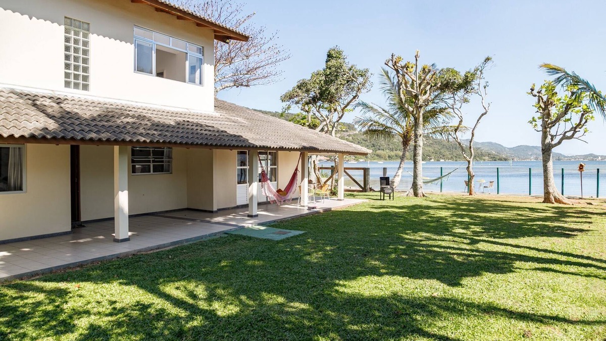 Barra da Lagoa Villa | Lakehouse – Exclusive Waterfront Retreat