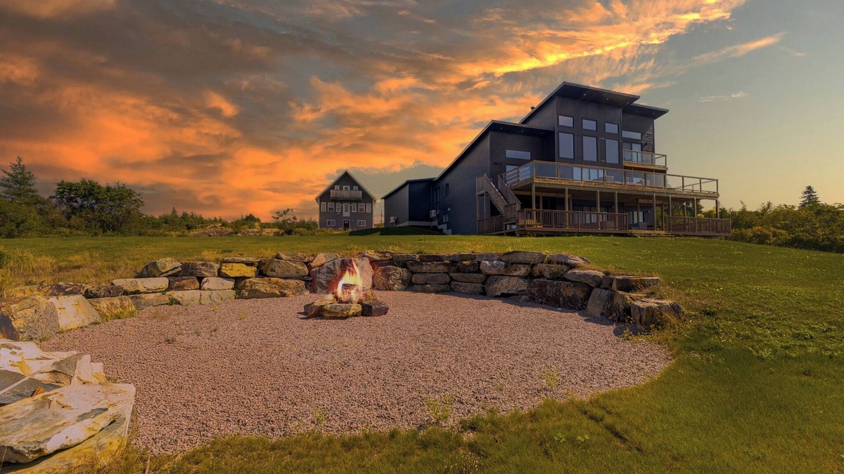 Brigus House | Lakehouse Retreat 5-bedroom, hot tub & gym, private lake access and dock