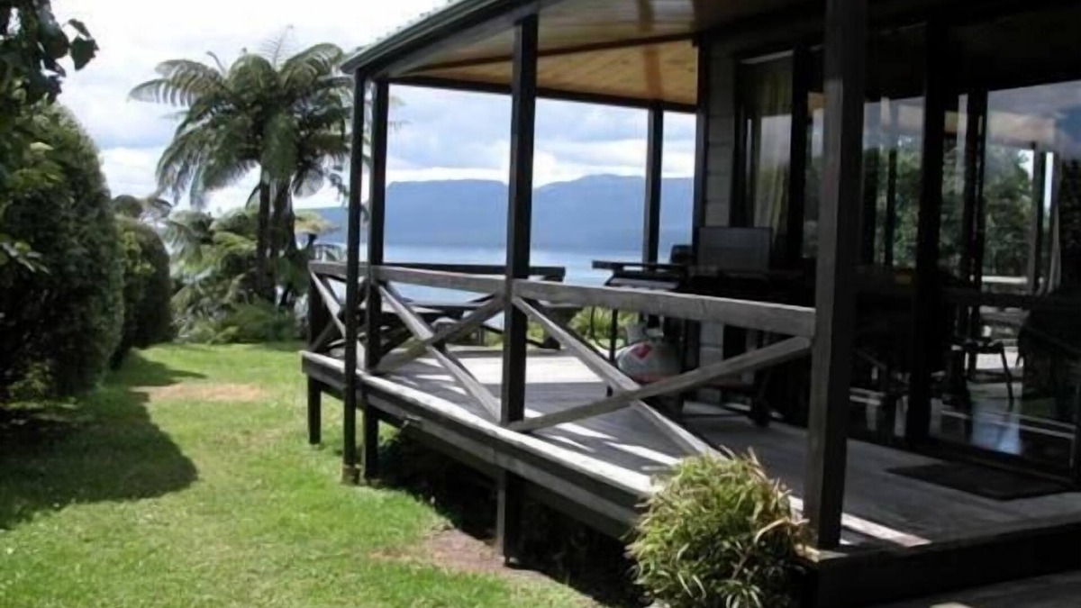 Lake Tarawera House | LAKEHOUSE WAITANGI COMFORTABLE FAMILY LOCKWOOD ON THE WATERFRONT WITH JETTY
