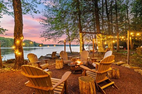 Pocono Summit Ski Chalet | Lakehouse with Boats, MiniGolf, Sauna, HotTub, Swings and Playground!