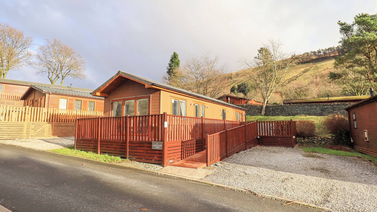 Troutbeck Cottage | LAKELAND VIEW LODGE, pet friendly, with hot tub in Windermere