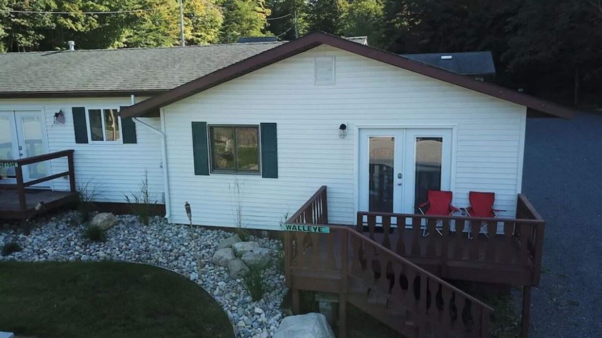 Ludington Cottage | Lakelure Cottages - Walleye
