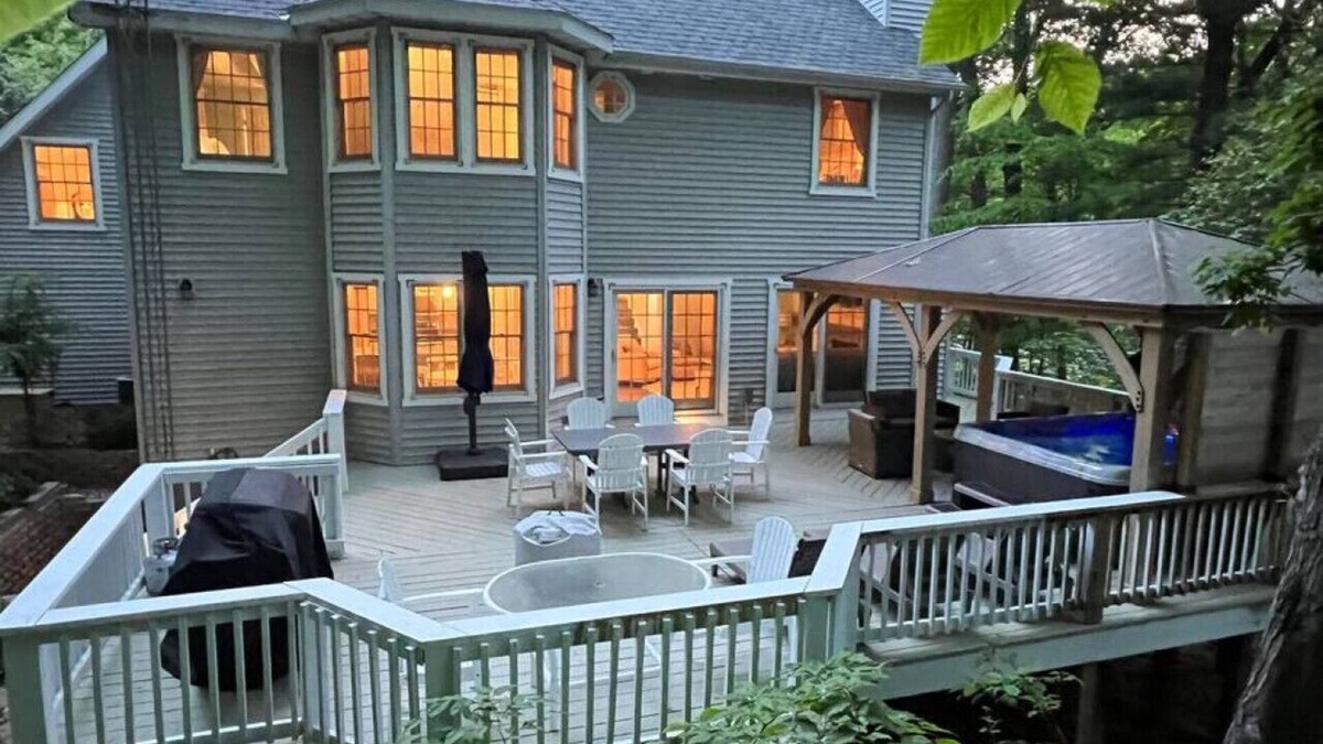 Coloma House | LakePath Beach House - walk to beach, hot tub, pets