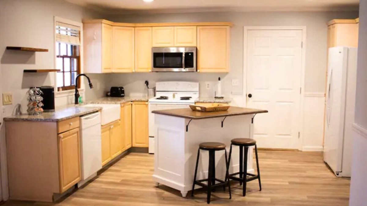 Cartersville House | LakePoint Retreat- pool open May-September View calendar