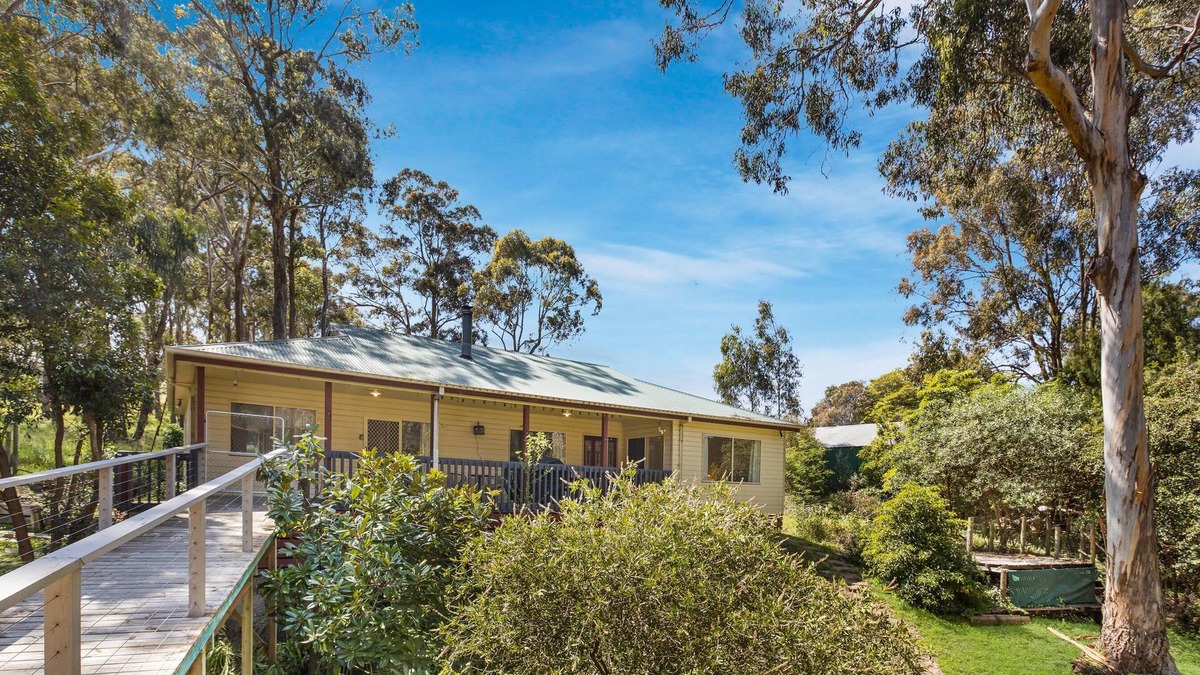 Lakes Entrance House | Lakes Edge - Situated in a quiet corner of Lakes Entrance