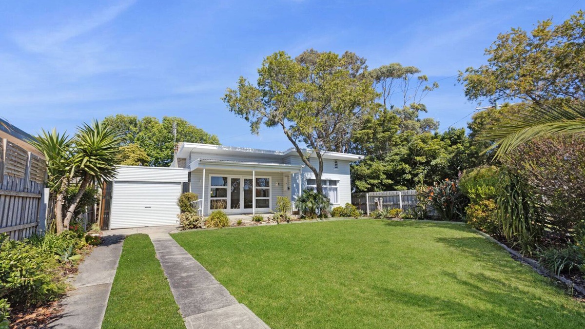 Lakes Entrance House | Lakes Entrance Beach House - Just a stone’s throw away from the foreshore