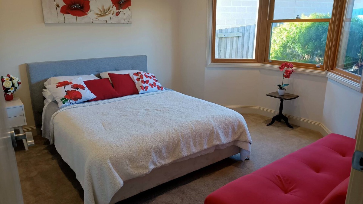 Lakes Entrance House | Lakes Guest House: Unit with private entrance sleeps 8