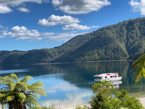 Lake Okataina Cabin | Lakes Lodge Okataina