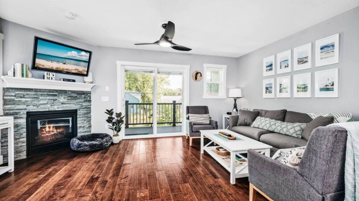 Traverse City Apartment | Lakescape Modern 3BD Townhome Downtown Wineries