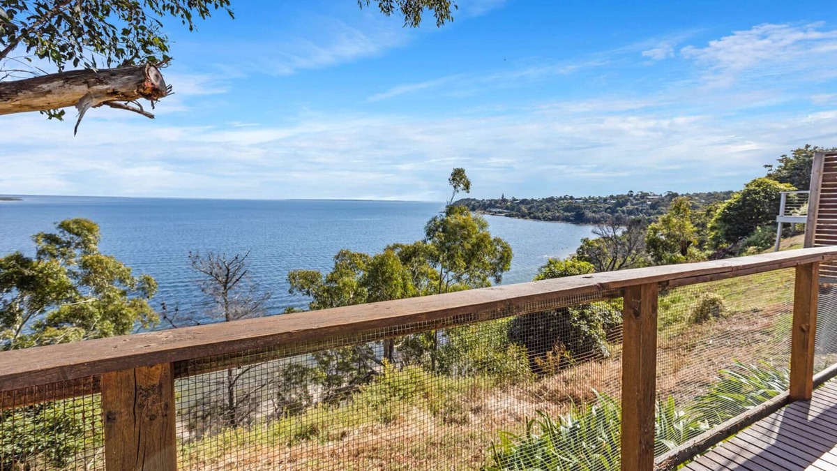 Metung House | Lakescapes Cottage - Relax & enjoy 180 degrees, uninterrupted water views