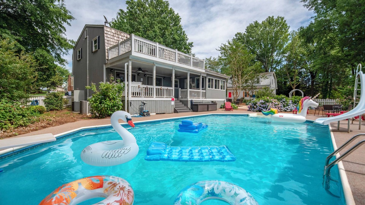 Mount Mourne Villa | "Lakeshore Estate"- Next to Lake Norman, Pool, Incredible Game Room & Hot tub