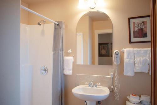 Homer House | Lakeshore Lodging Lodge 709