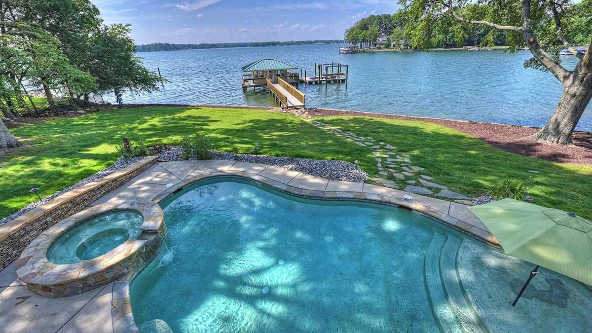 Mount Mourne House | Lakeshore Lookout - Amazing Long Range Views, Pool, Hot Tub, Fire Pit, Theatre Room and much more!