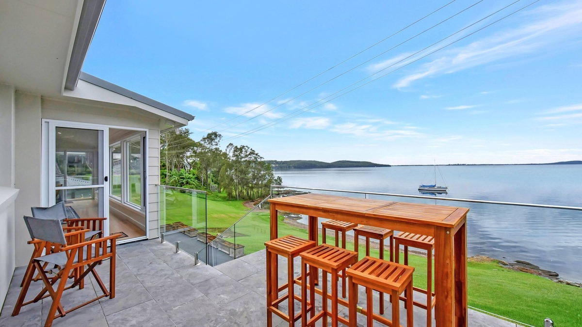 Bolton Point House | Lakeshore Retreat absolute Waterfront at Bolton Point