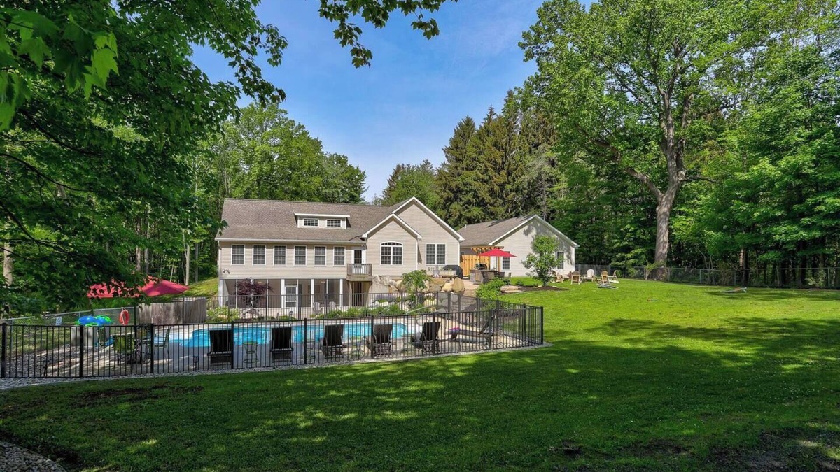 Fennville House | Lakeshore Woods Escape
