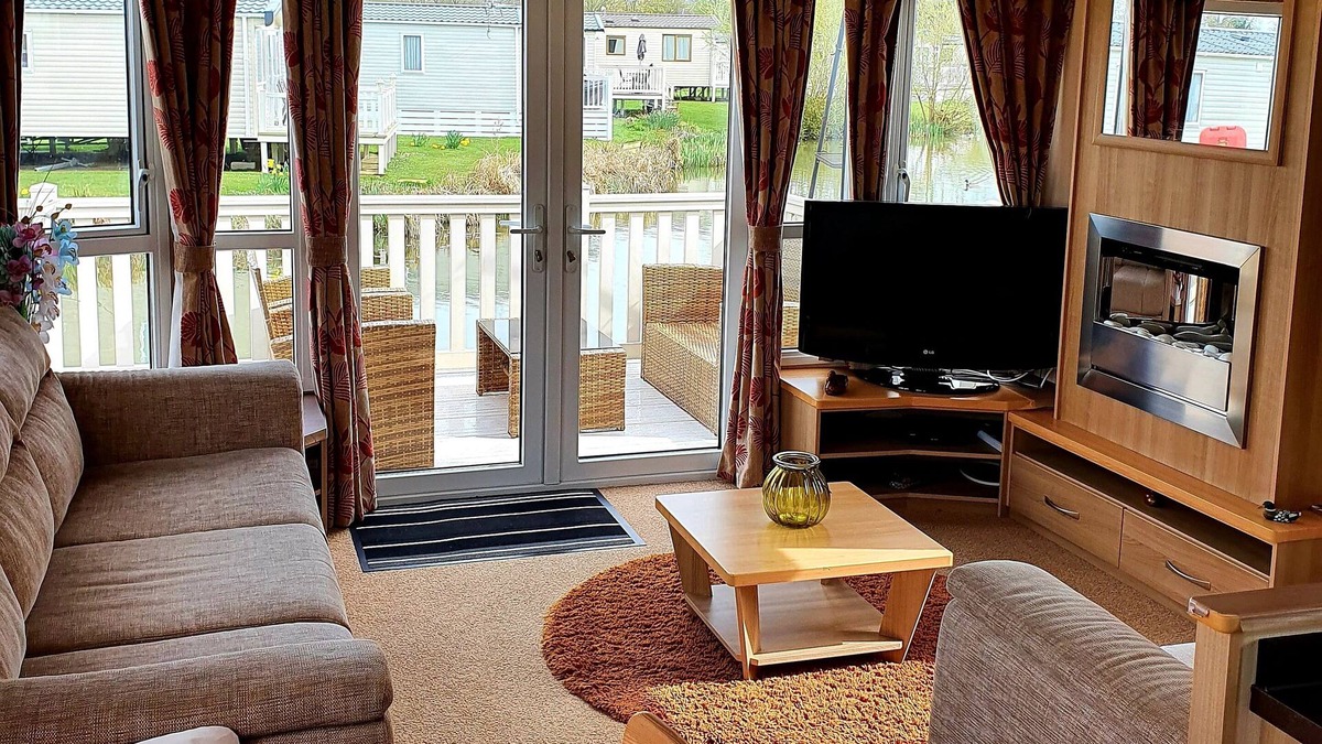 Ampney Crucis House | Lakeside 3 bedroom, 8 berth static caravan is set in the heart of the Cotswolds,