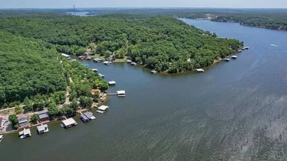 Barnett Cottage | Lakeside 3 bedroom cottage with private dock