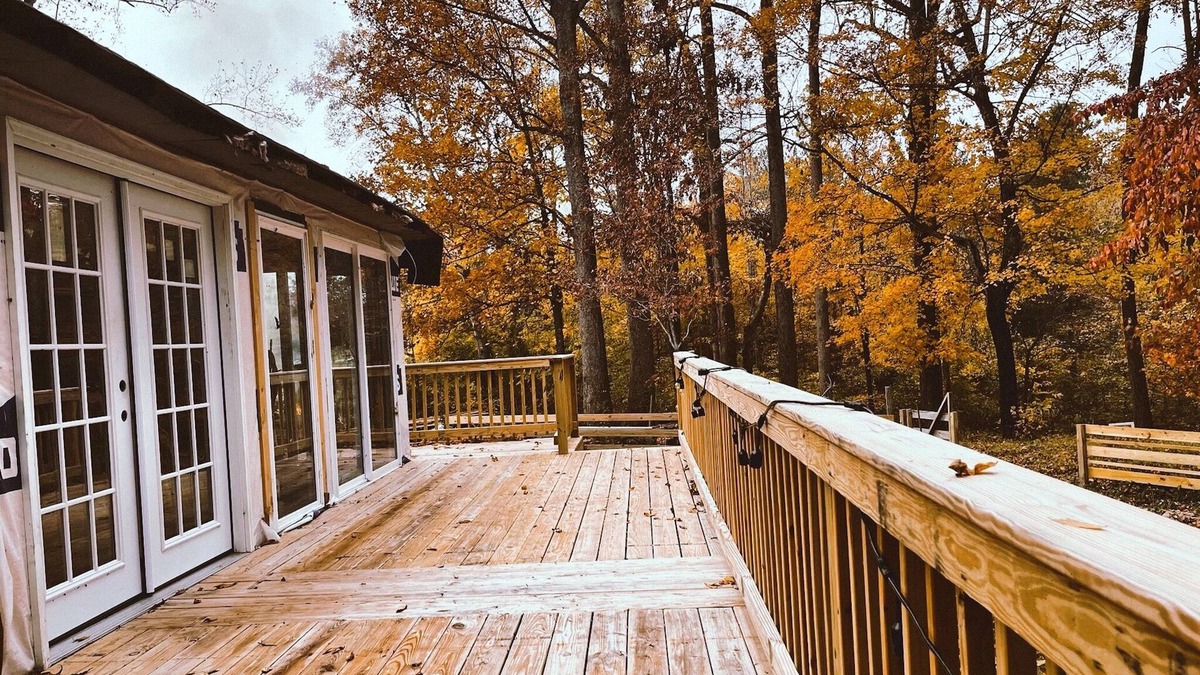 Burlington Cottage | Lakeside Artist Retreat minutes from Elon U, Gboro & RDU! Pvt beach, deck & more