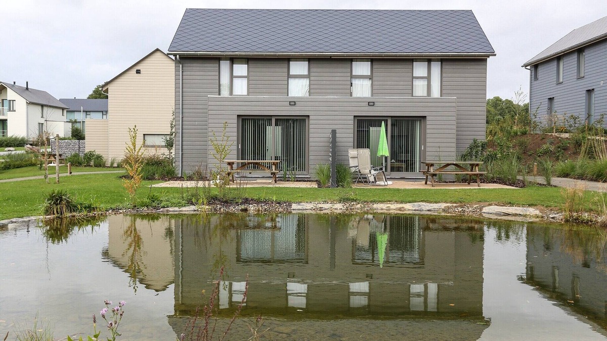 Froidchapelle Villa | Lakeside Bliss Retreat