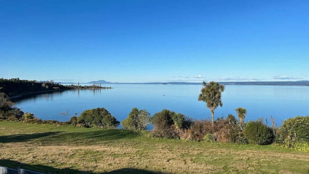 Kuratau House | Lakeside Bach with Breathtaking Views