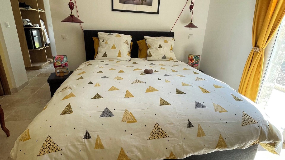 Anthe Bed & Breakfast | Lakeside bed and breakfast with farmhouse breakfast, Jacuzzi, swimming pool