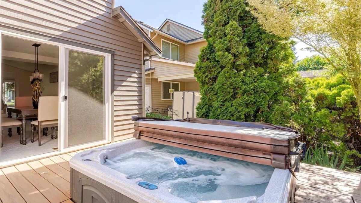 Silver Lake House | Lakeside Bliss: 4BR, Hot Tub