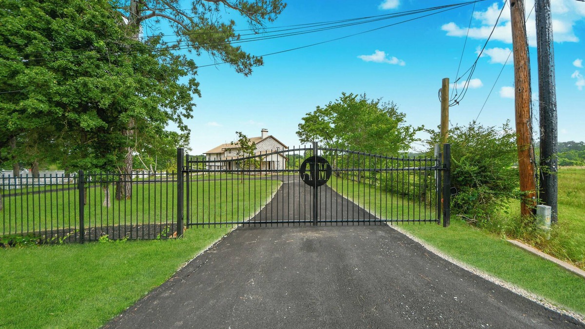 Blue Bell Estates House | Lakeside bliss awaits your stay!