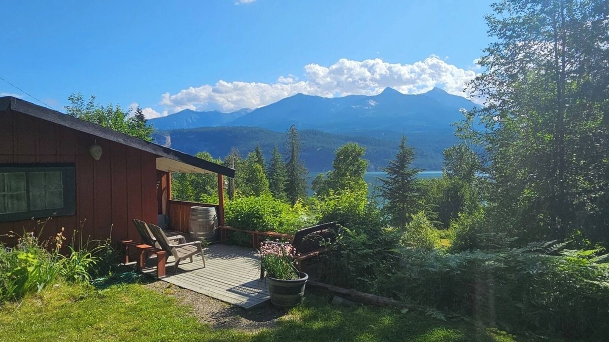 Kaslo Cabin | Lakeside Bungalow Cabin at Paradise Hills