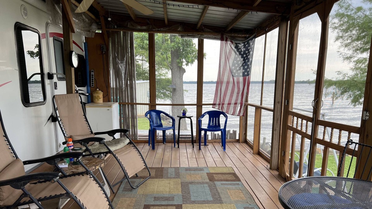 Flint House | Lakeside Cabana on Lake Palestine