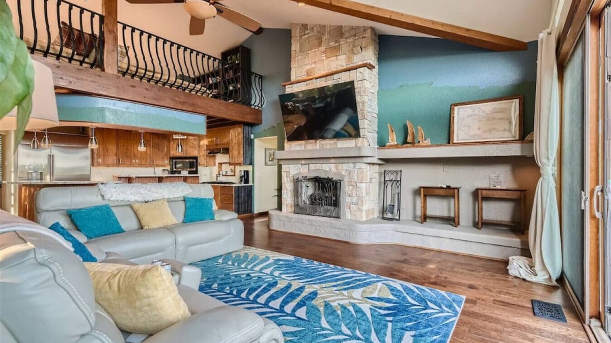 Jonestown House | Lakeside Cabin Spacious Patio/Treehouse Sleeps 12