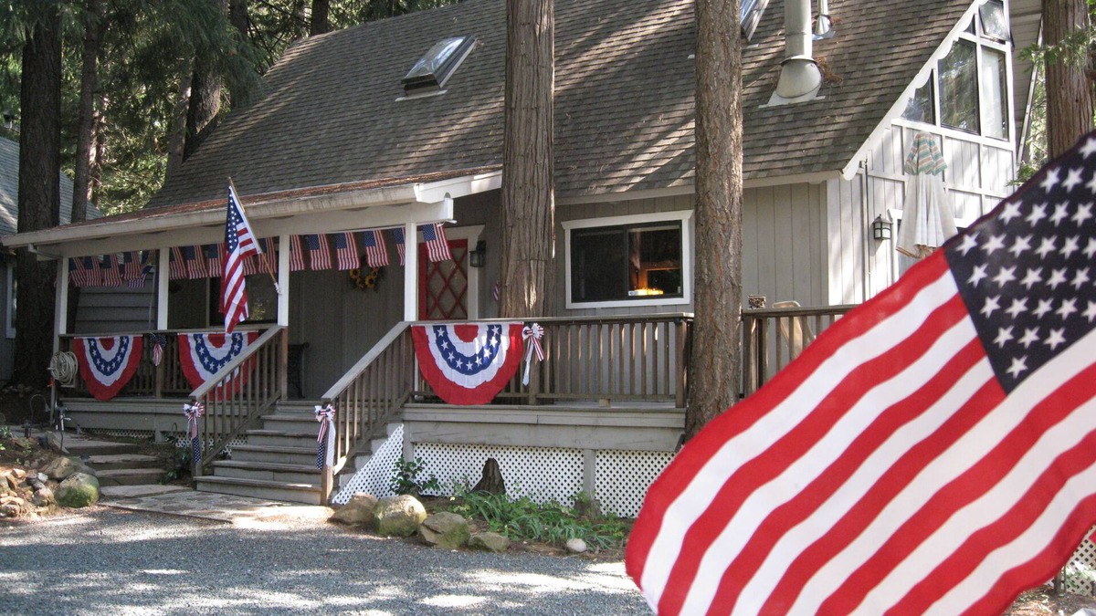 Nevada City Ski Chalet | 'Lakeside, Camp-Run-A-Muck', 4 Bdrm, 2 Bath - Can Sleep 8. Check our reviews