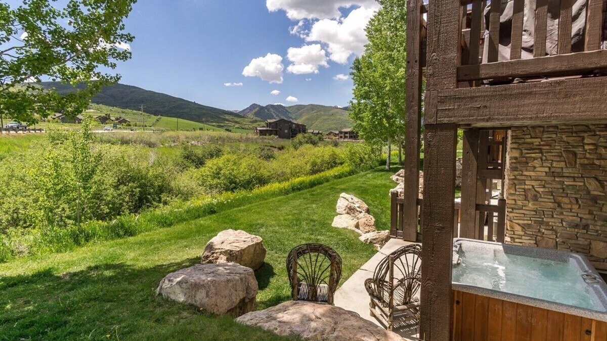 Ogden Condo | Lakeside Condo near Pineview Reservoir and Snowbasin Resort. LS14