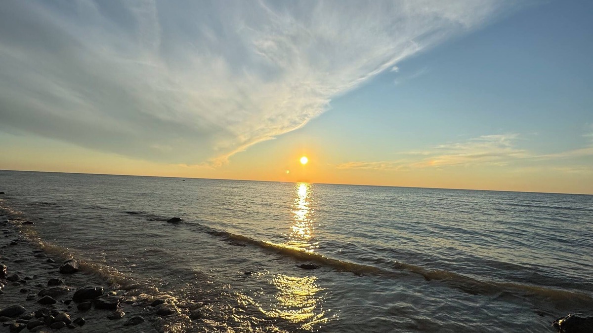 Lambton Shores Cottage | Lakeside Cottage Retreat – Stunning Sunsets & Waterfront Fun