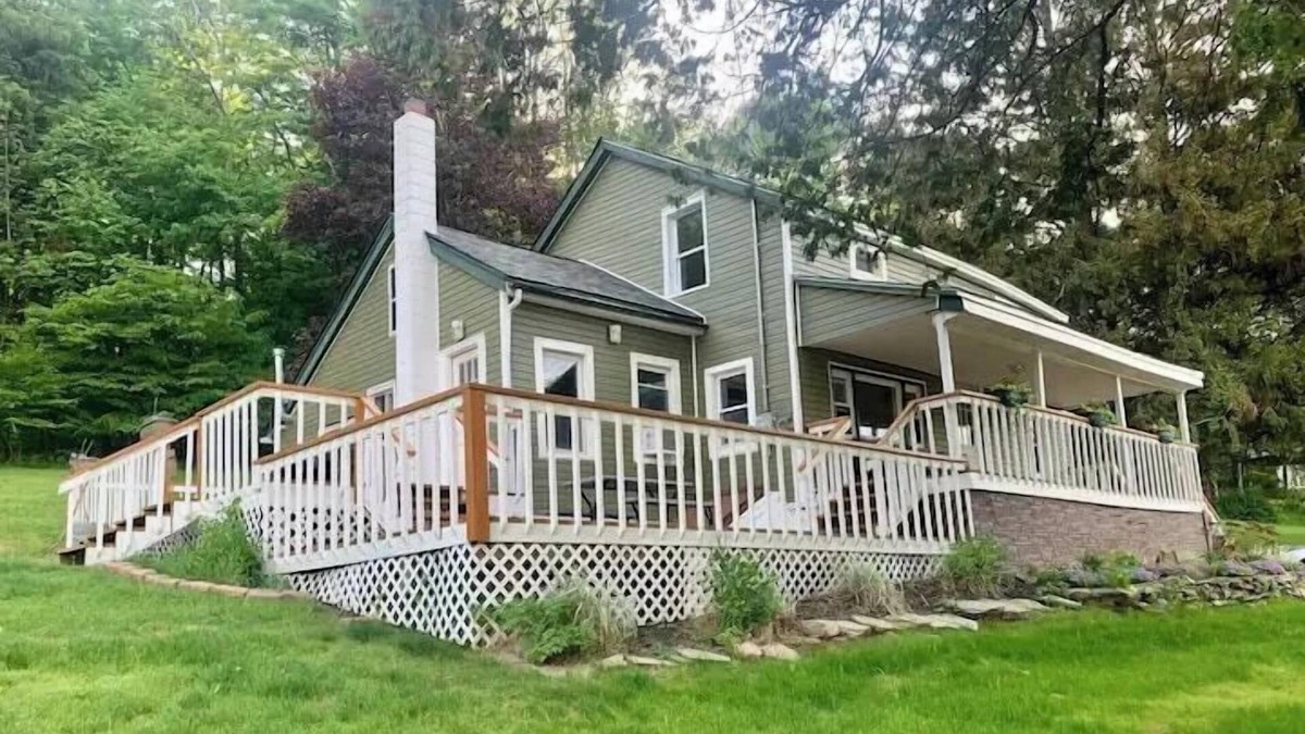Swan Lake House | Lakeside Cottage 4 Bedroom, incredible lake views!
