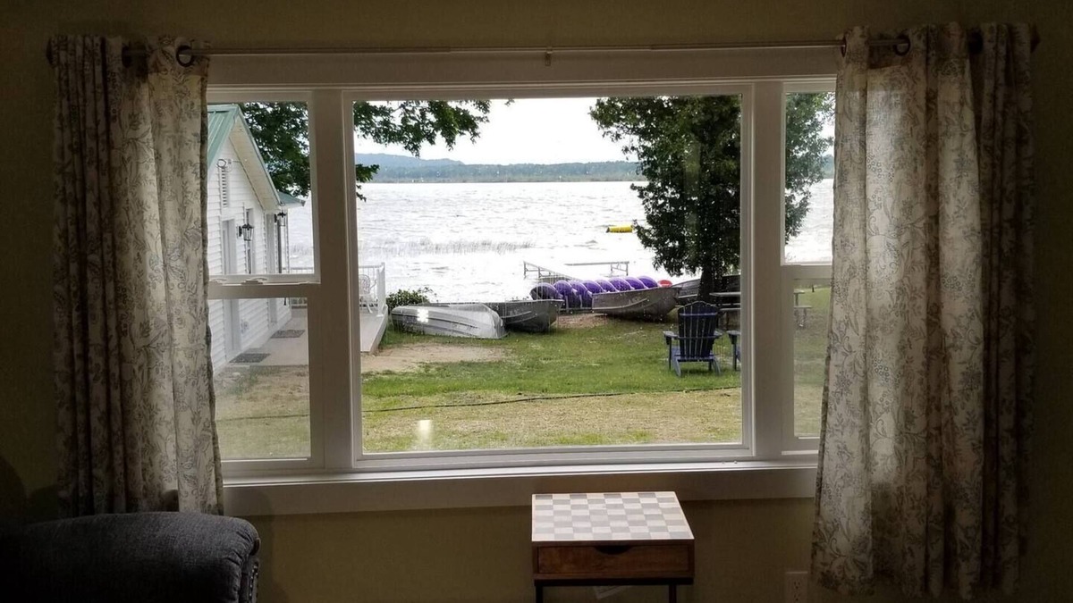 Frankfort Cottage | Lakeside Cottage #4, Waterfront , AC, Newly Remodeled, 8 Kayaks, 4 SUP, Rowboats