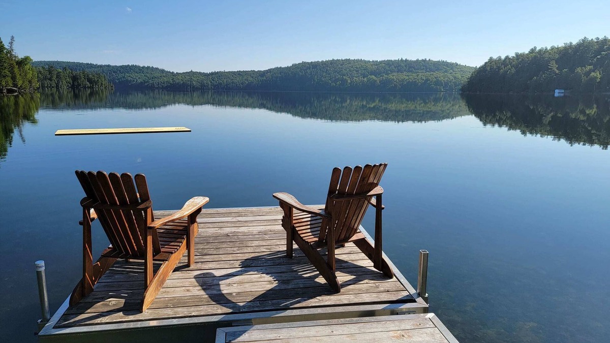 Low Ski Chalet | Lakeside Cottage,Beach,Hot Tub,Wifi,Arcade,MovieRm