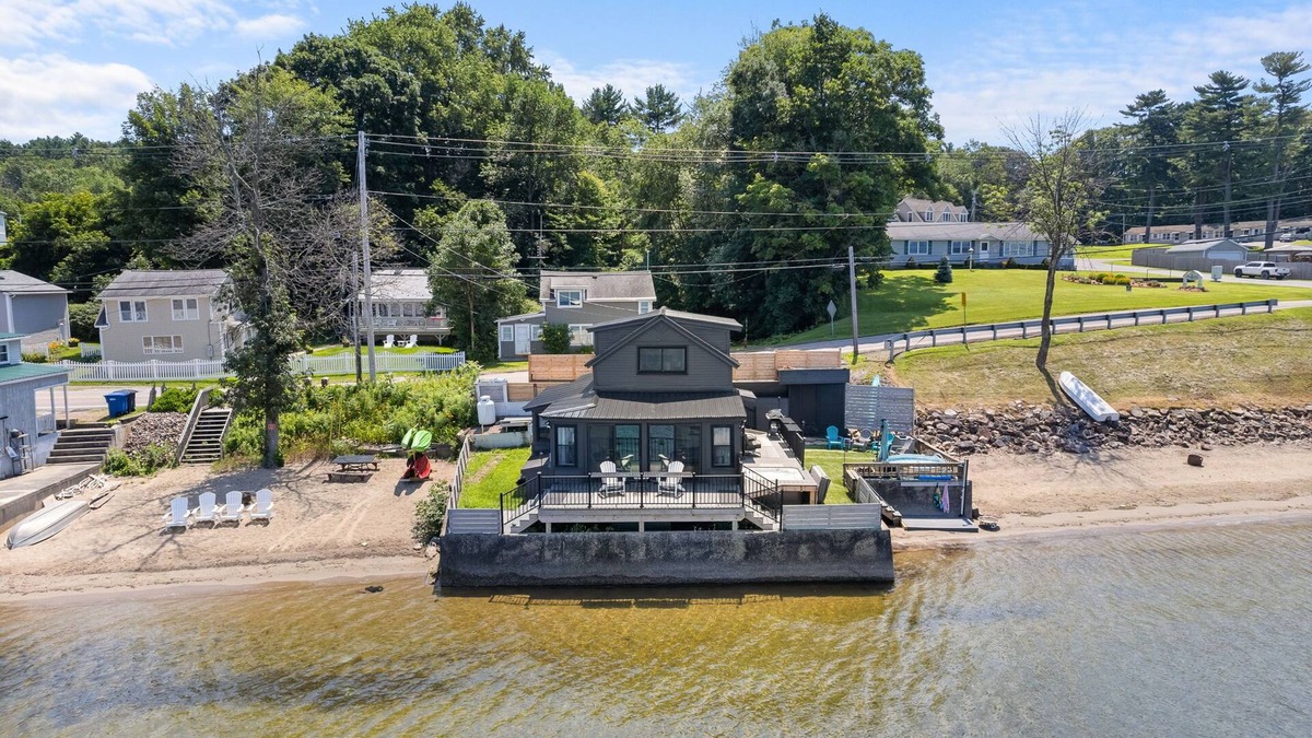 Colchester Cottage | Lakeside Cottage ~ Pool, Hot tub & Private Beach