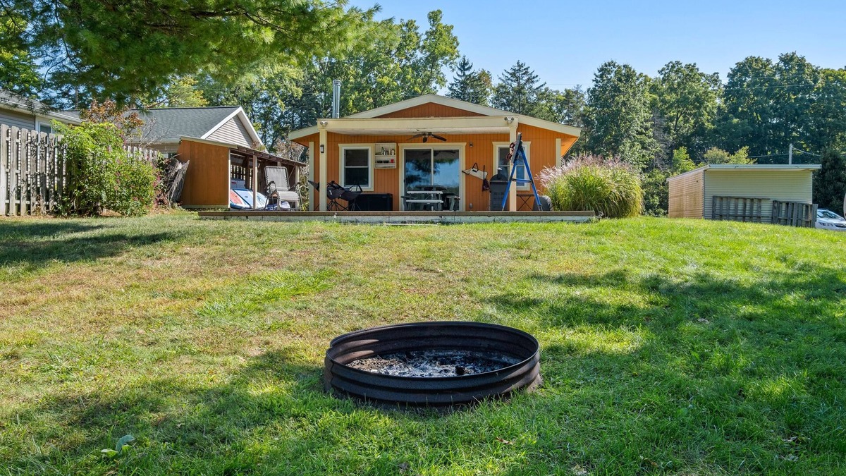 Alto House | Lakeside Cottage Retreat near Grand Rapids