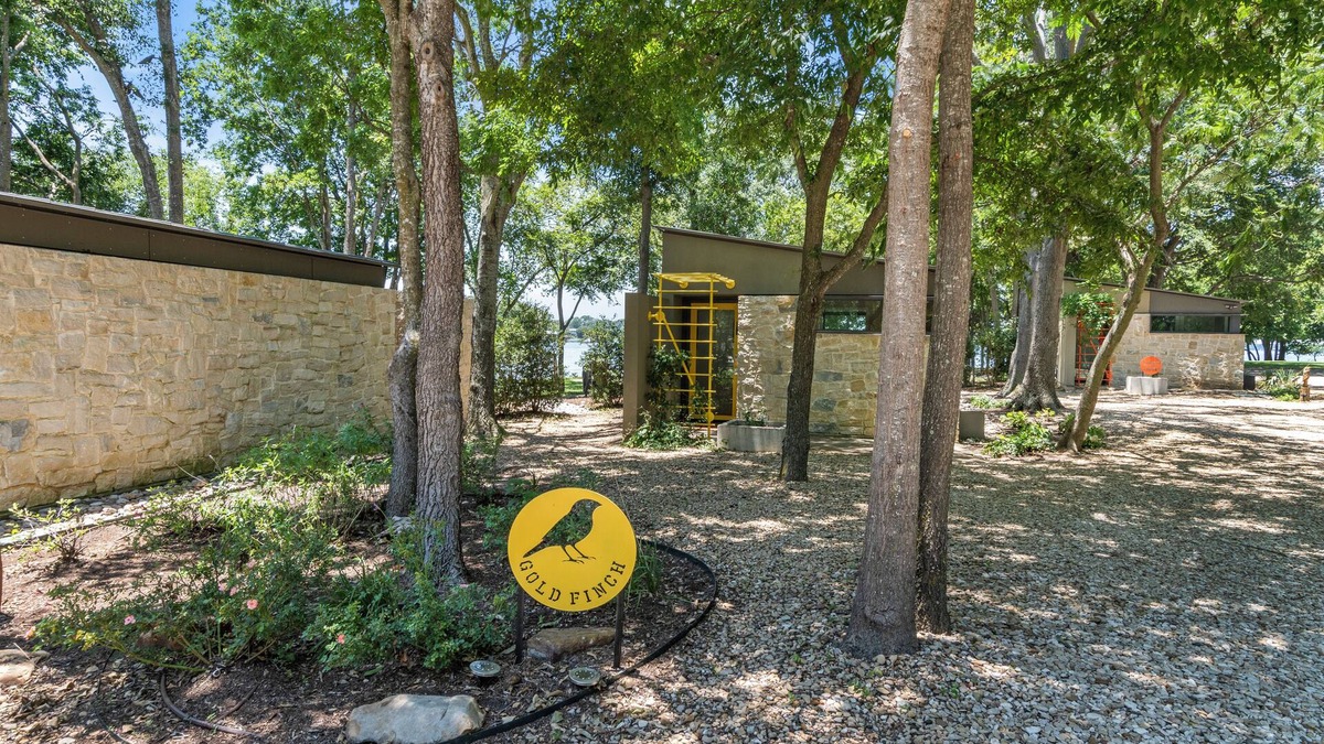 Malakoff Cottage | Lakeside Cottage w/modern amenities, stunning lake views, pickleball court