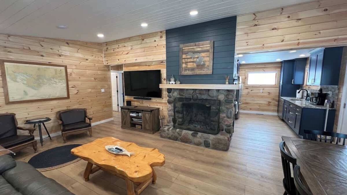 Cedarville House | 'Lakeside' Cottage with porch and sandy beach