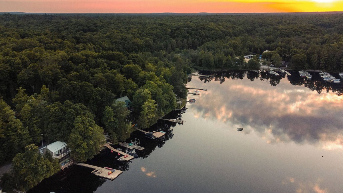 Catchacoma Cottage | Lakeside Couple's Retreat w/Hot Tub in the Kawarthas