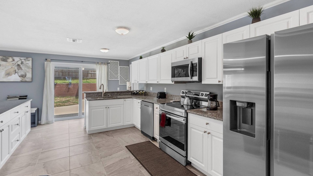 Auburndale House | Lakeside Escape - Modern & Spacious - Ace Location