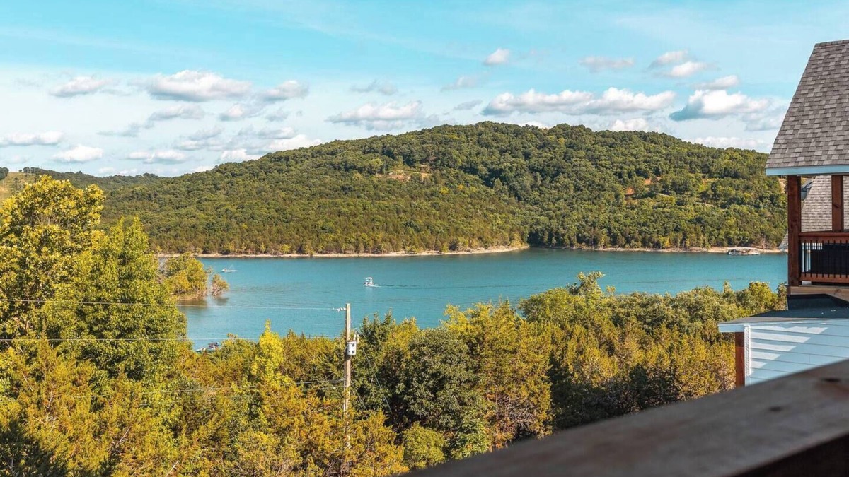 Hollister Cabin | Lakeside Escape w/Hot Tub + NEW Private Fire Pit
