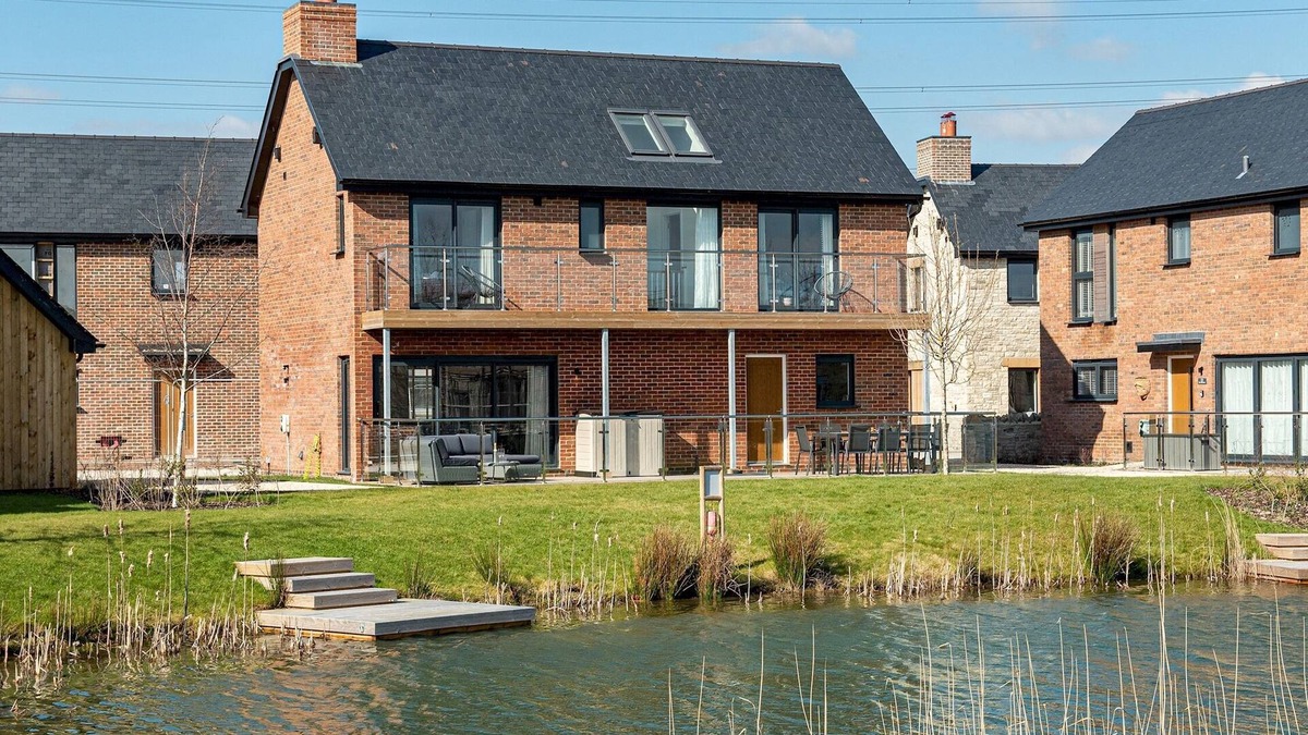 Holworth House | Lakeside, family friendly property (OI23)
