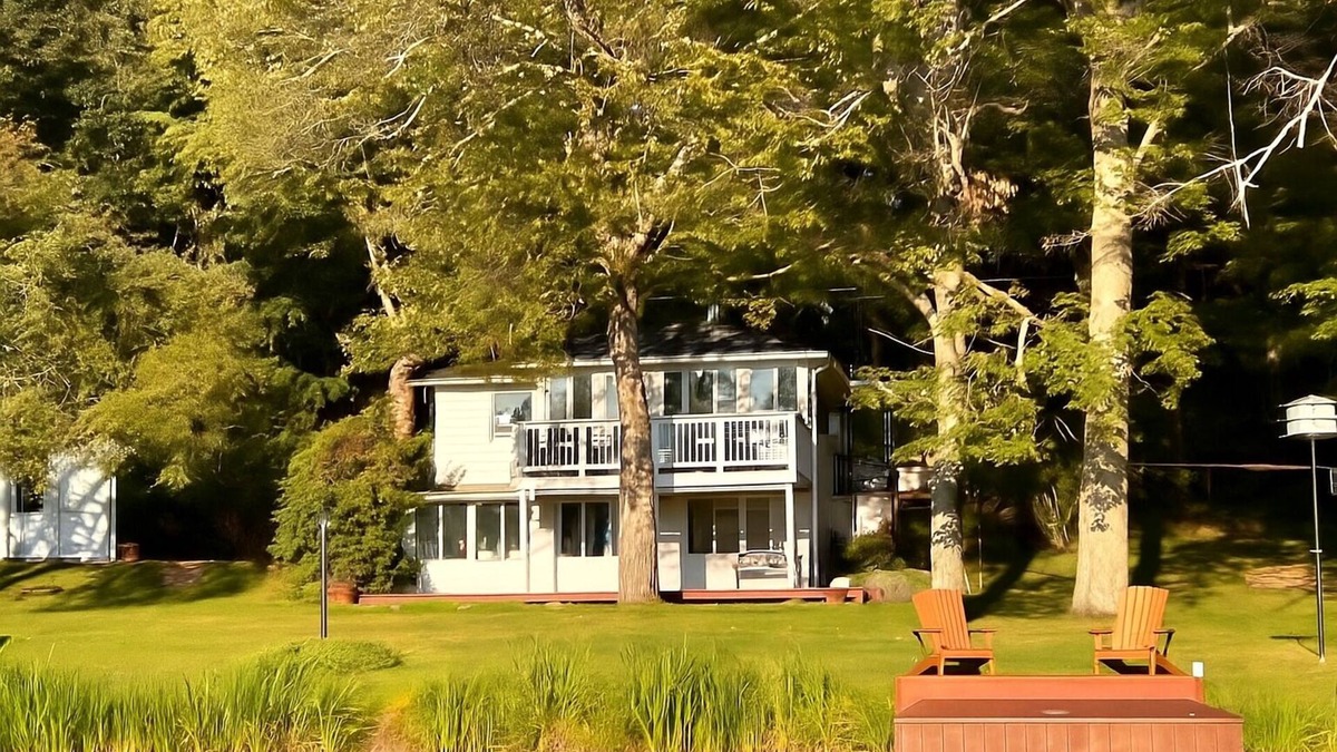 Tunkhannock House | Lakeside Getaway+ Dock+ Kayaks+ Fishing